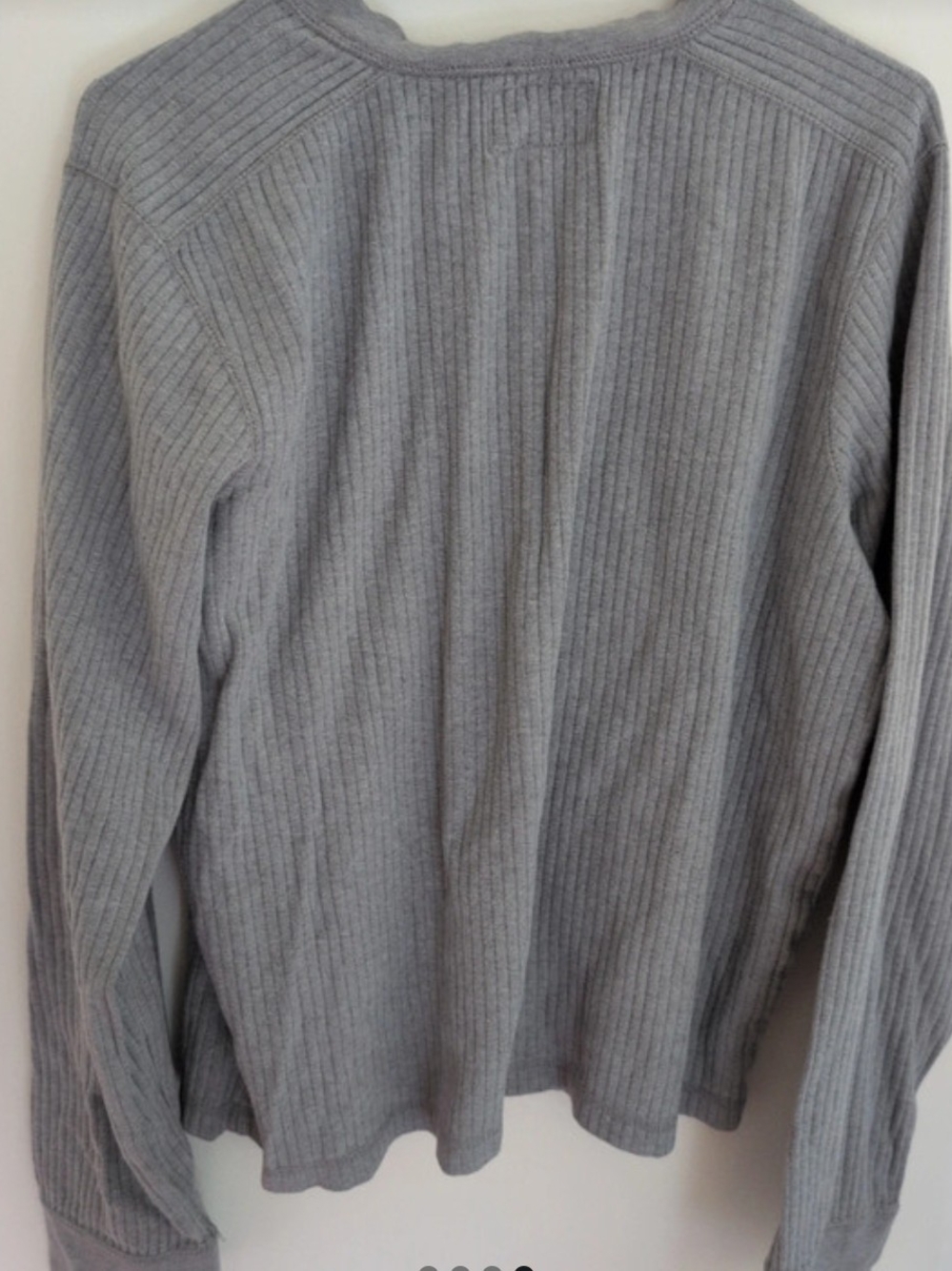 Y2K Abercrombie & Fitch Light Gray Ribbed V-Neck Sweater with Red Logo - Picture 4 of 4